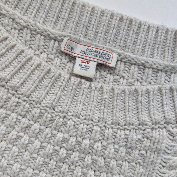 GAP Boyfriend Cable Knit Pullover, Cream, XS - Picture 4 of 6